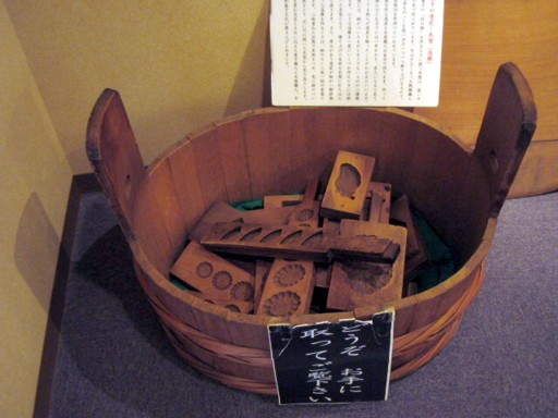 �َq������8