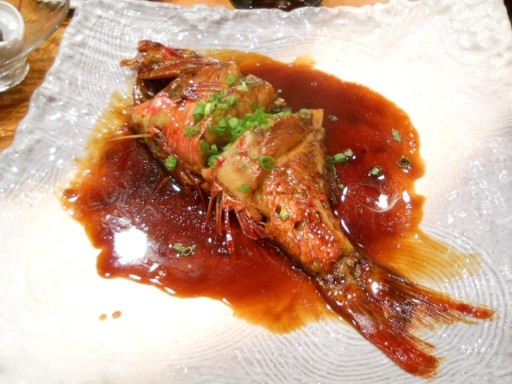 �����E����4