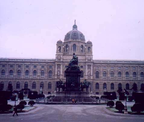 ���p�j�����قƃ}���A�E�e���W�A��